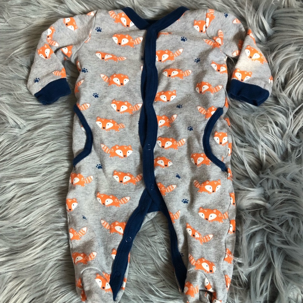 6/$15 🔹 0-3 Month FOX onesie 🦊
